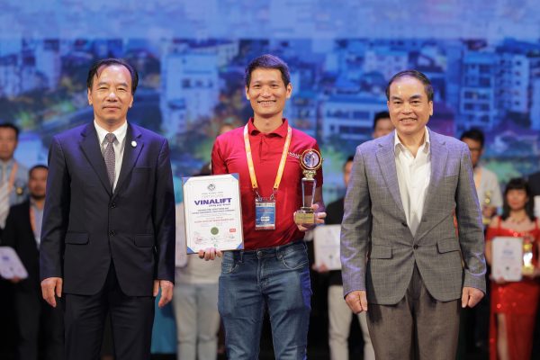 Ông Đinh Văn Toàn - Giám đốc kinh doanh<br />Công ty cổ phần kết cấu thép và thiết bị nâng Việt Nam đại diện VINALIFT nhận giải thưởng 