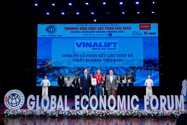 ( Ảnh: Ông Đinh Văn Toàn - Giám đốc kinh doanhđại diện VINALIFT nhận giải thưởng TOP 20 thương hiệu xuất sắc toàn cầu 2023)