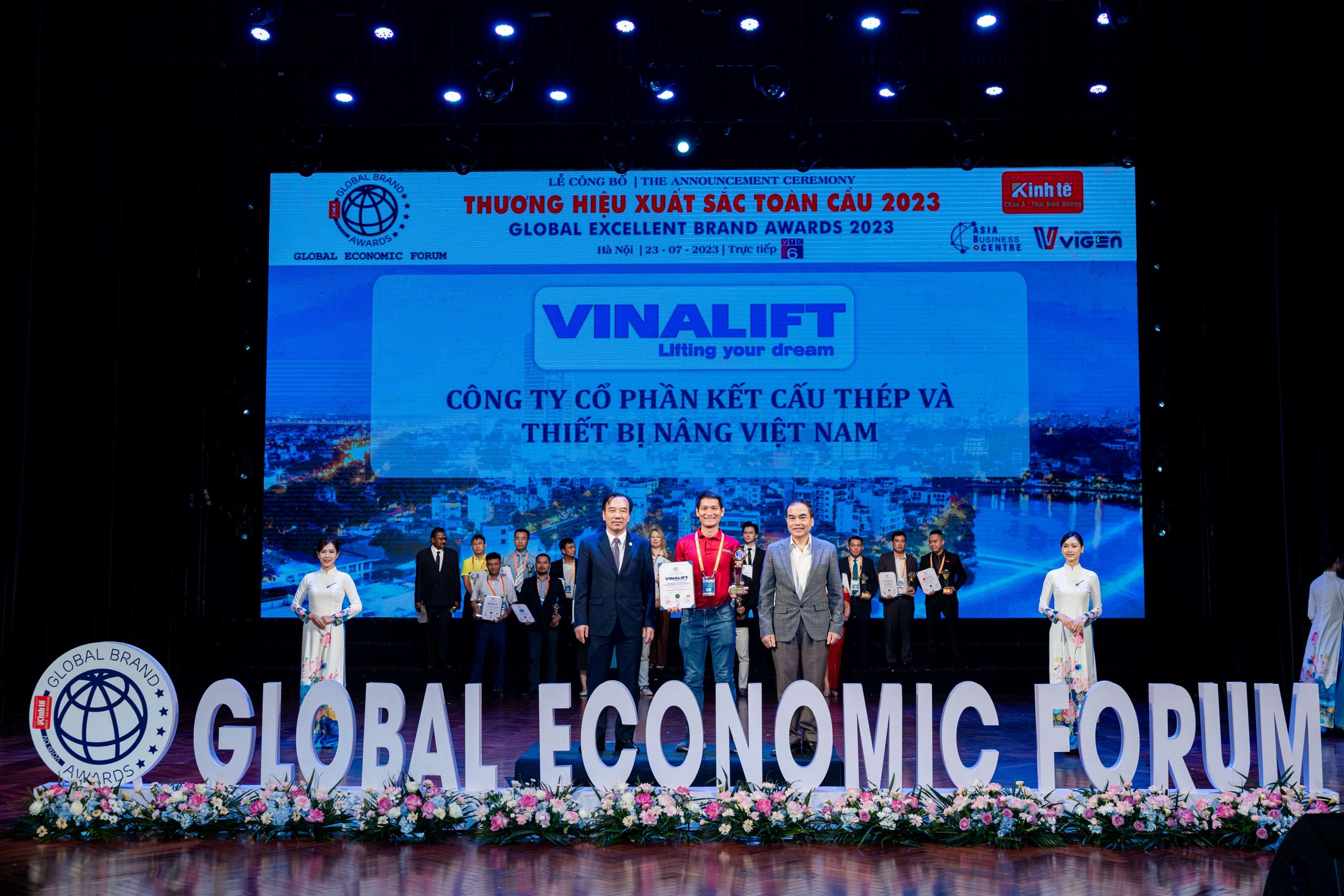 ( Ảnh: Ông Đinh Văn Toàn - Giám đốc kinh doanh đại diện VINALIFT nhận giải thưởng TOP 20 thương hiệu xuất sắc toàn cầu 2023)