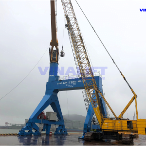 cần trục chân đế cảng quốc tế Sông Lam