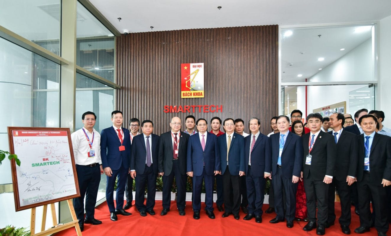 Thủ tướng chính phủ Phạm Minh Chính và lãnh đạo các bộ, ngành, cơ quan chụp ảnh kỷ niệm cùng Ban Giám đốc, cán bộ, giảng viên Bách khoa Hà Nội trong Lễ Khánh thành