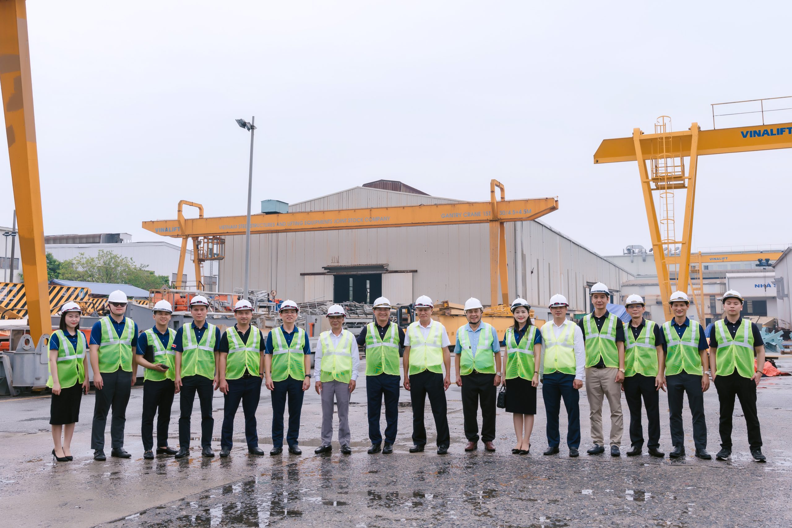 Khách hàng tới thăm nhà máy VINALIFT tại Hải Phòng