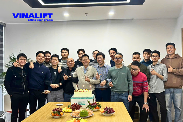 The team of officers and employees of Vinalift at the Hanoi office.