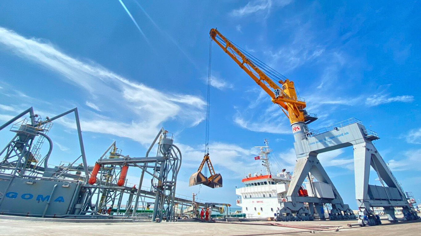 Cẩu chân đế dòng CBG tại Cảng Vissai - Nghi Thiết Nghệ An