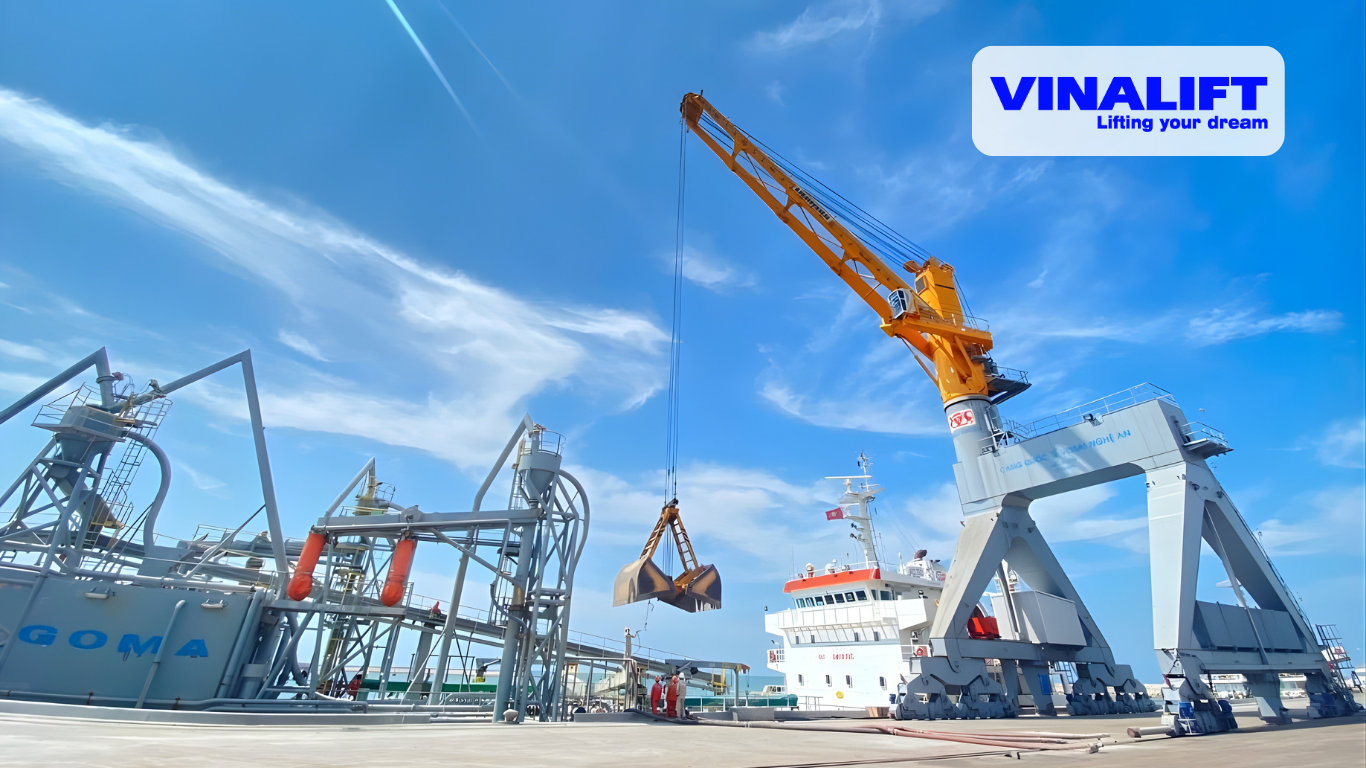 Cẩu chân đế gầu ngoạm tại cảng biển_Vinalift