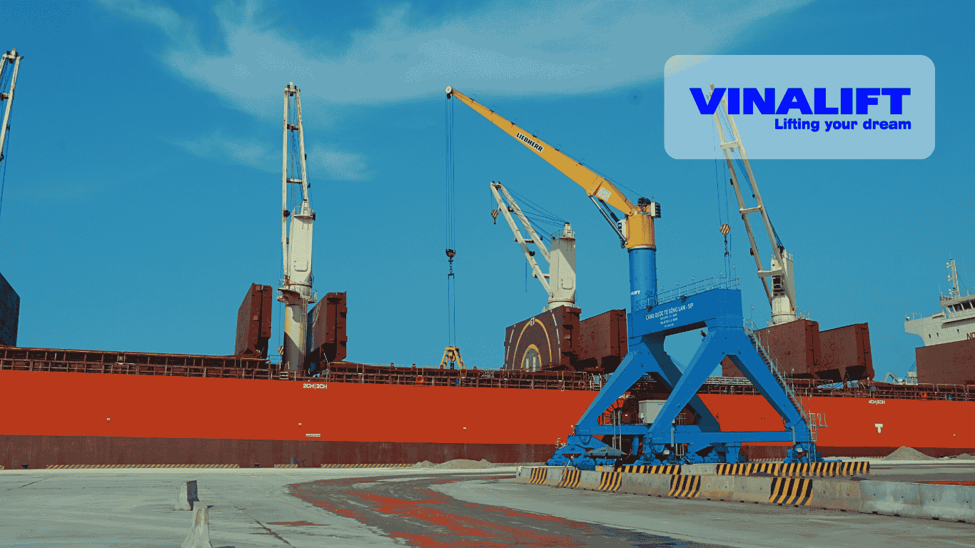 Cẩu chân đế 45 tấn do VINALIFT chế tạo, hoạt động tại Cẩu cảng quốc tế sông lam