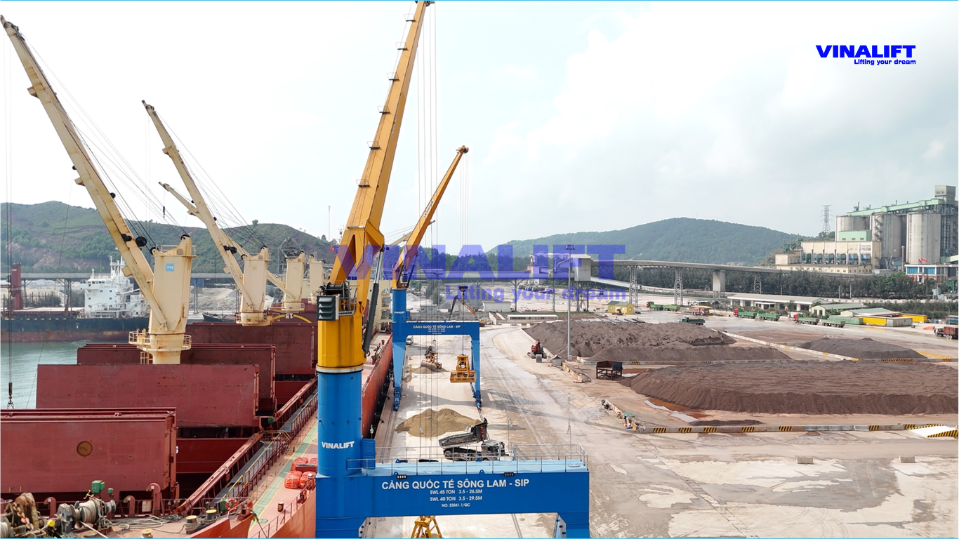 cẩu chân đế gầu ngoạm VINALIFT - Cảng quốc tế Sông Lam