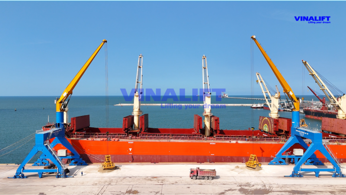 cẩu chân đế gầu ngoạm VINALIFT - Cảng tổng hợp quốc tế Sông Lam
