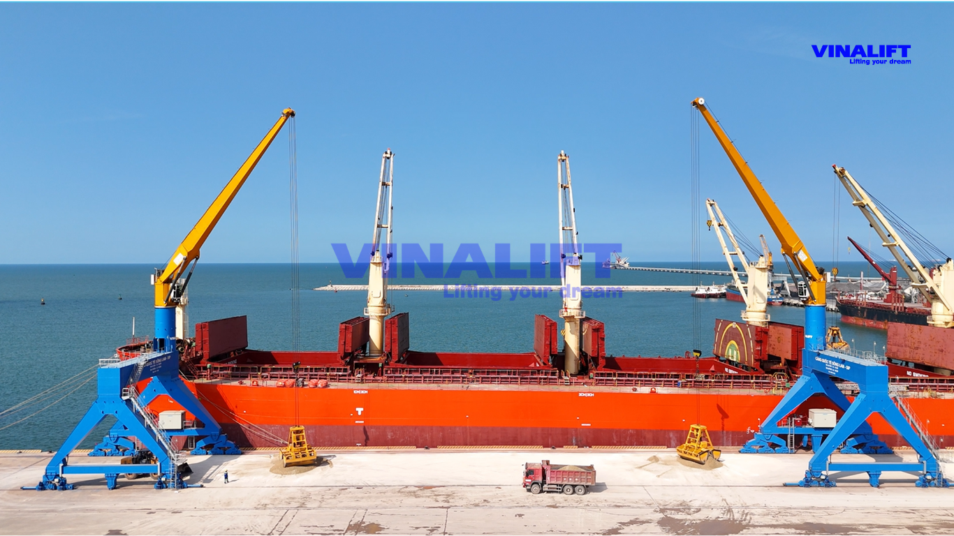 cẩu chân đế gầu ngoạm VINALIFT - Cảng tổng hợp quốc tế Sông Lam