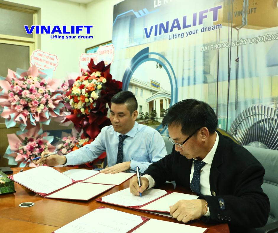 Đại diện VINALIFT và Hải Anh JSC thực hiện nghi thức ký kết thỏa thuận hợp tác toàn diện