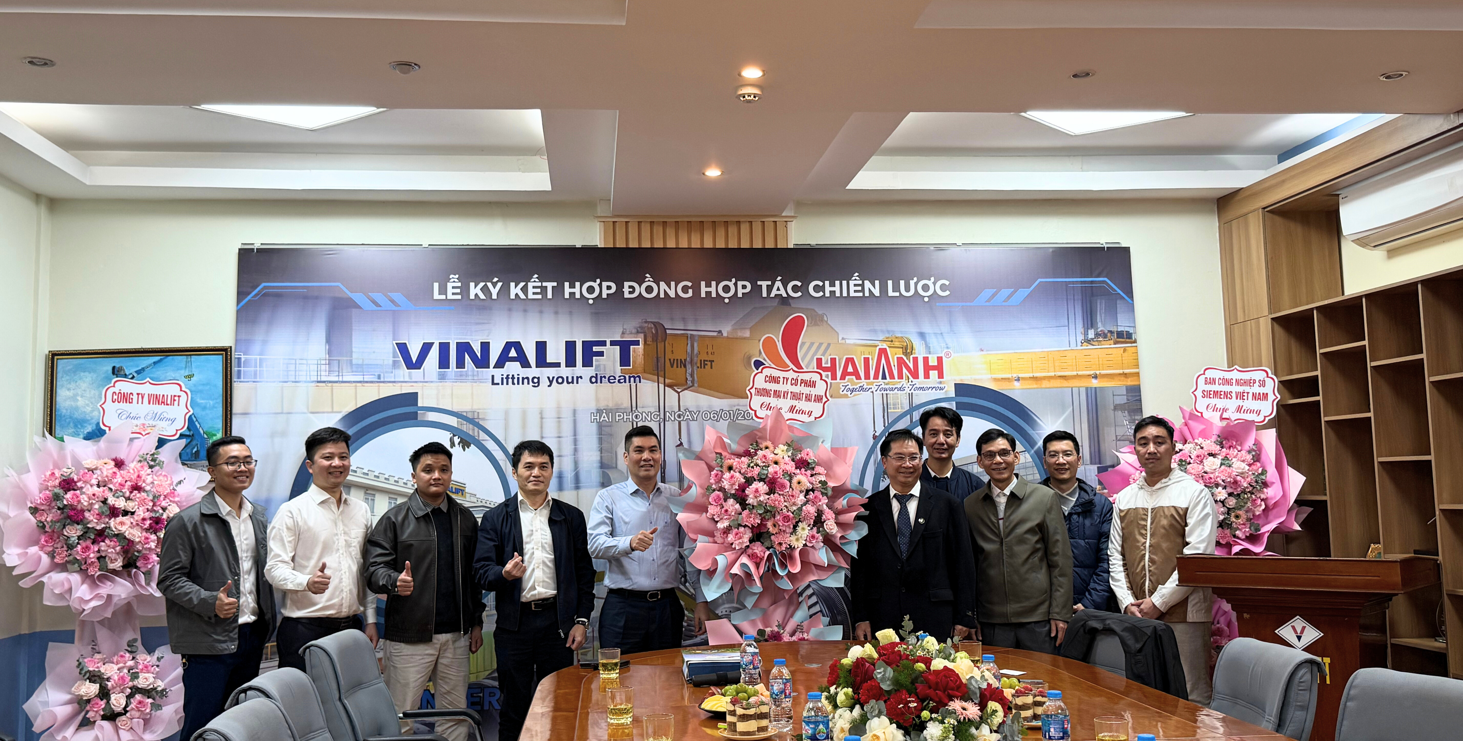 Lãnh đạo VINALIFT và Đối tác tại Lễ ký kết thỏa thuận hợp tác toàn diện