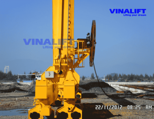 CỔNG TRỤC 100 TẤN NHÀ MÁY ĐÓNG TÀU SÔNG THU