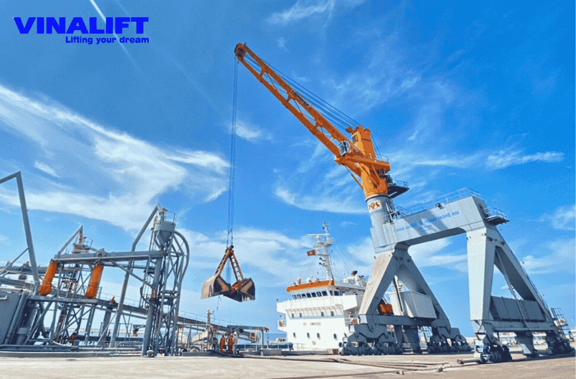 Cẩu Chân Đế Liebherr CBG 350 Từ Hàng Rời Đến Container