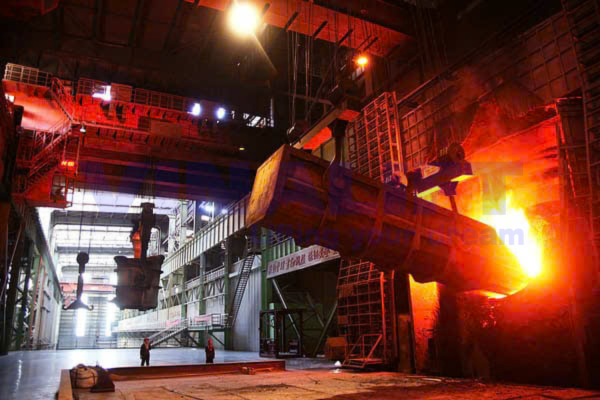 Tổng quan một hệ thống cẩu thép/cầu trục nạp liệu đang hoạt động trong xưởng luyện kim