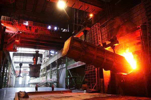 Tổng quan một hệ thống cẩu thép/cầu trục nạp liệu đang hoạt động trong xưởng luyện kim