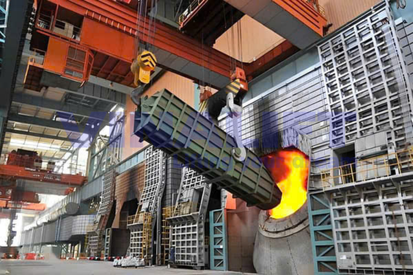 Cận cảnh cầu trục nạp liệu đang cẩu gầu phế liệu đưa vào lò