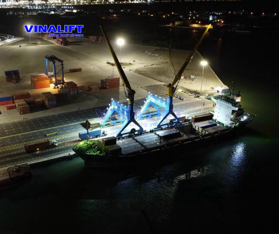 Cẩu chân đế TCC 280 bốc hàng buổi tối