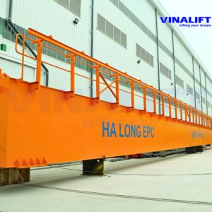 Kết cấu dầm chính cổng trục với hệ thống sàn thao tác và lan can an toàn