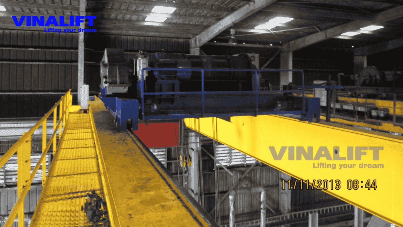 Hệ thống cầu trục di chuyển dọc theo đường ray