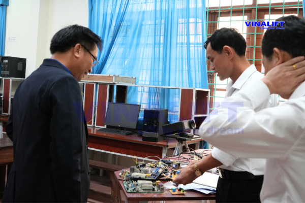 Lãnh đạo VINALIFT thăm cơ sở vật chất Nhà trường