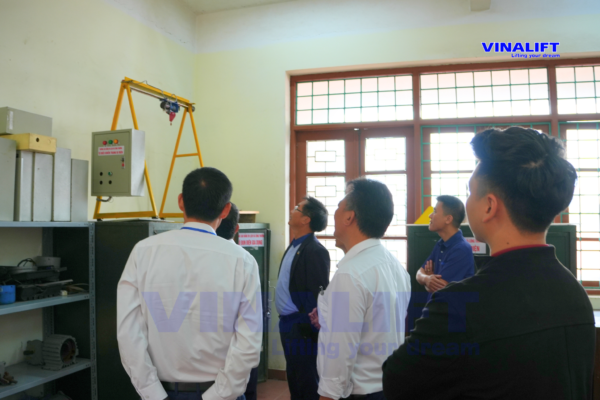Lãnh đạo VINALIFT thăm cơ sở vật chất Nhà trường