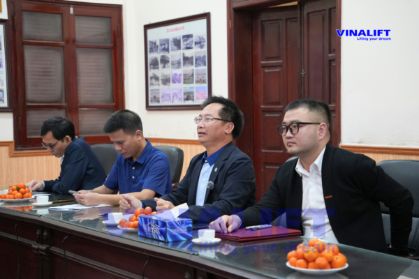 Leaders and employees of VINALIFT