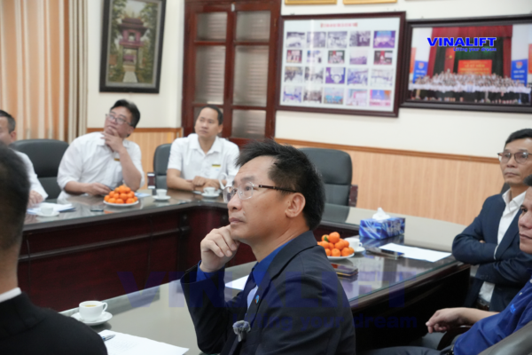 Leaders and employees of VINALIFT