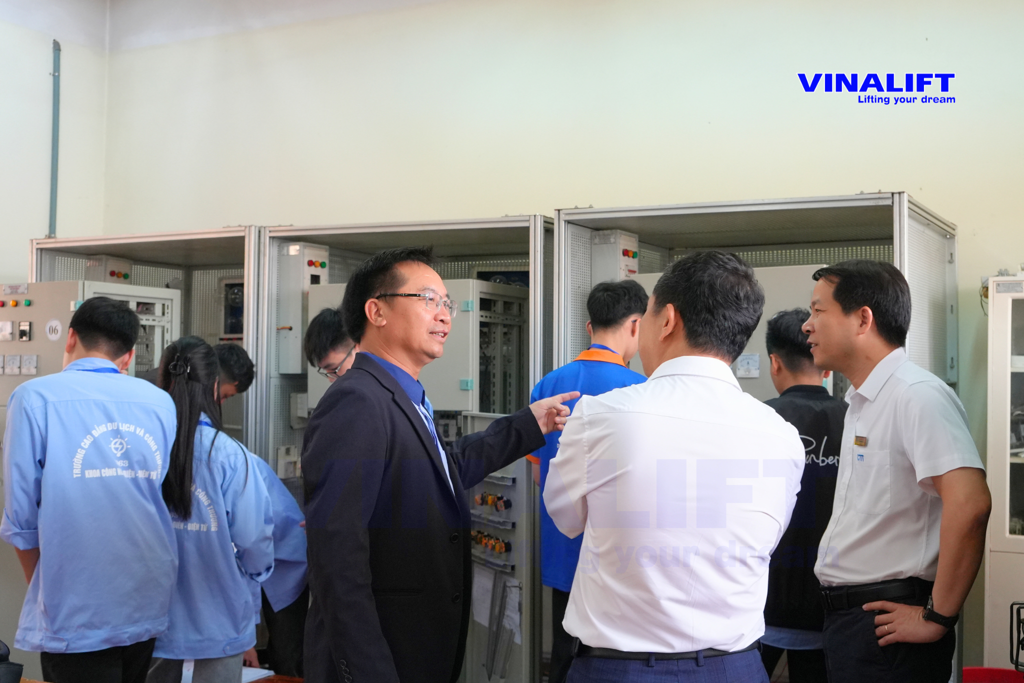 Lãnh đạo và cán bộ công nhân viên VINALIFT đi thăm cơ sở vật chất tại Nhà trường