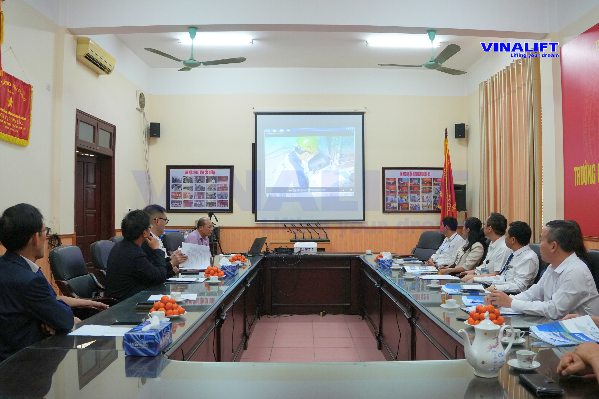 Lãnh đạo và ban đại diện 2 đơn vị cùng xem thước phim giới thiệu VINALIFT