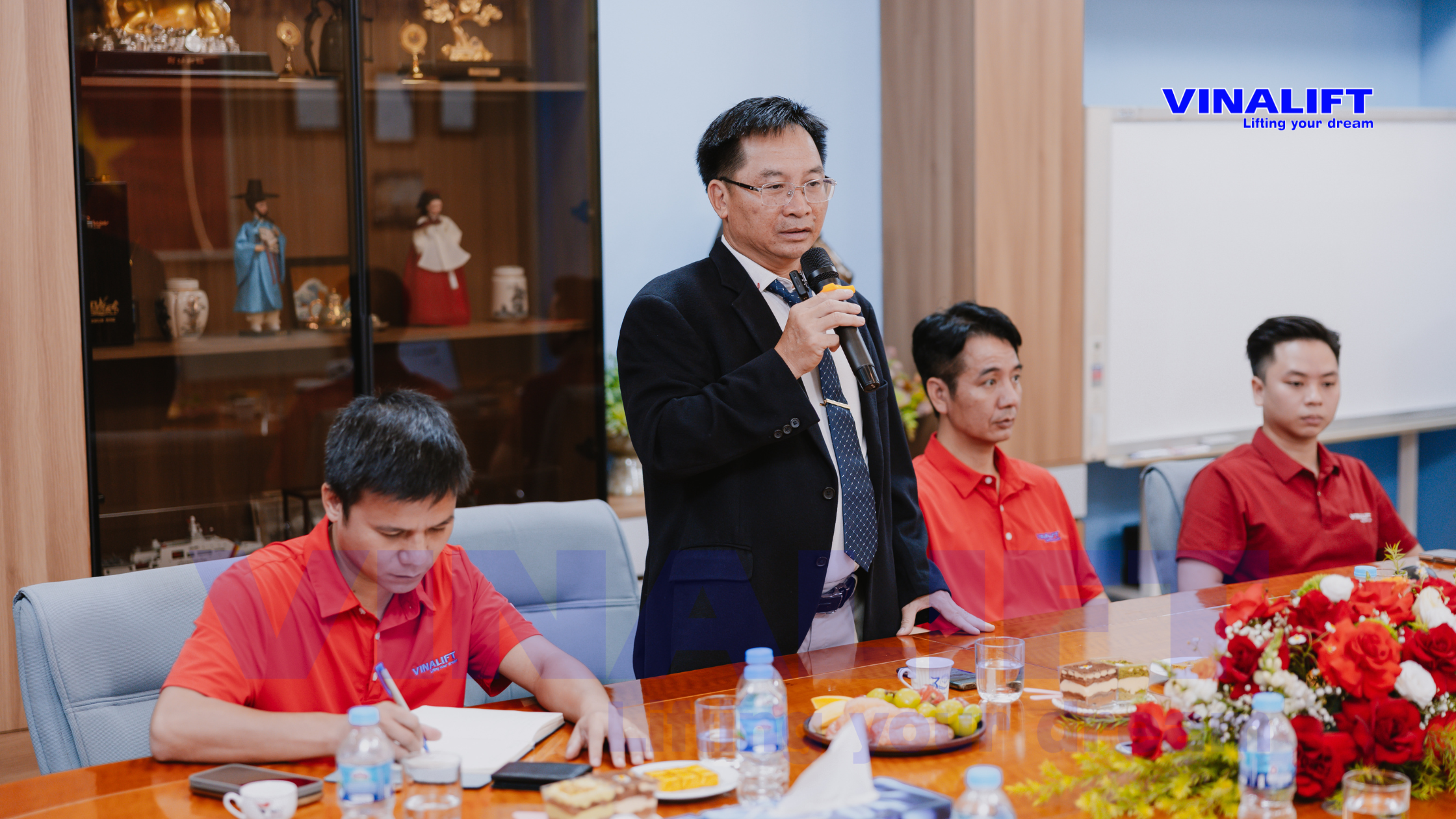 Chủ tịch HĐQT VINALIFT – Ông Trần Văn TuấnChủ tịch HĐQT VINALIFT – Ông Trần Văn Tuấn