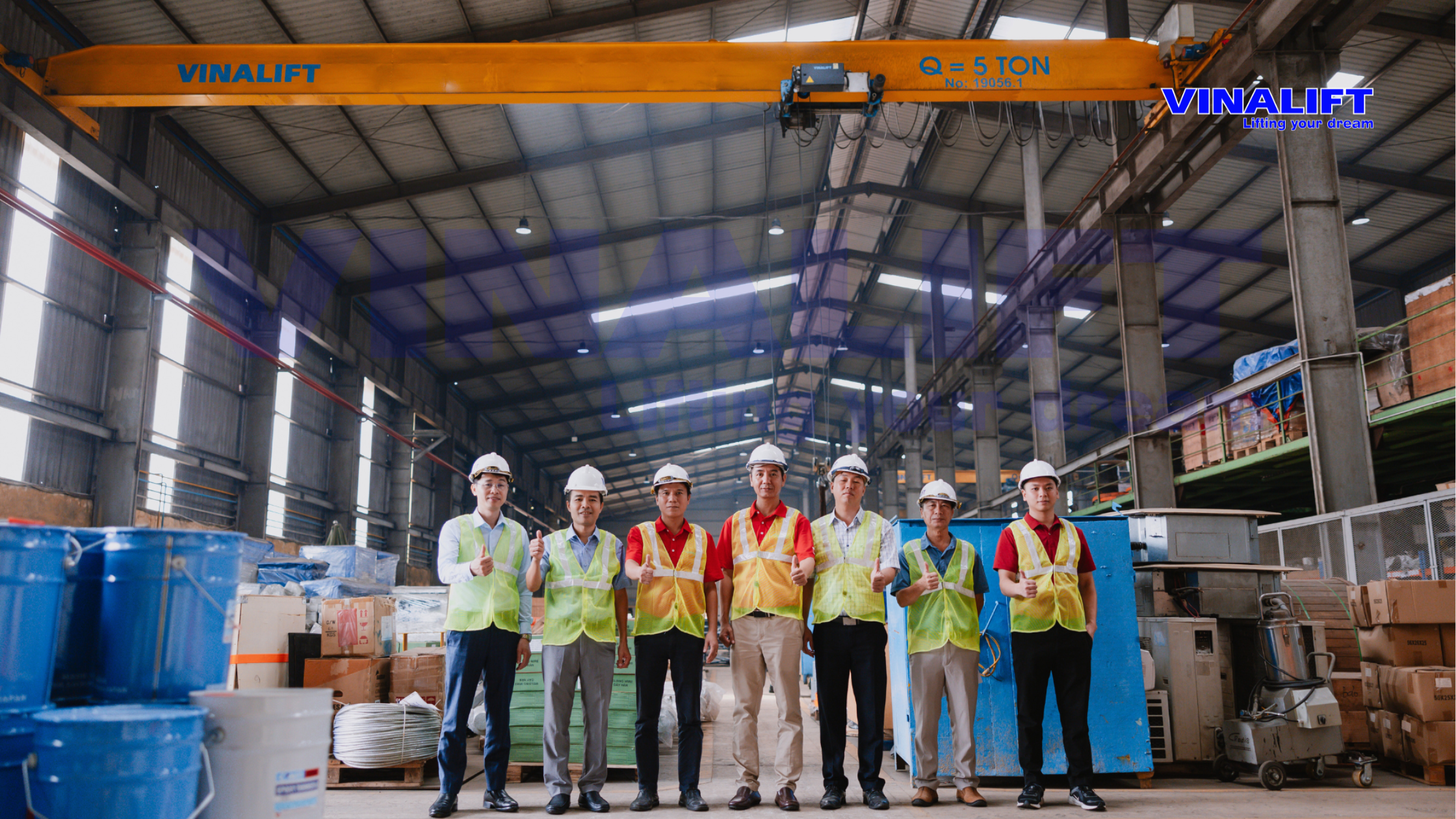 Đoàn đại biểu hai bên tham quan khu vực sản xuất thực tế tại nhà máy VINALIFT.