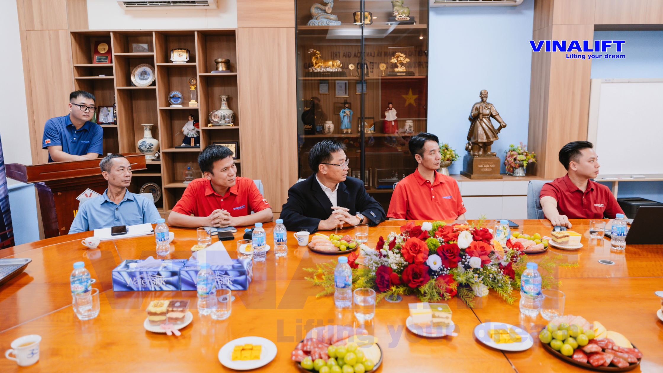 Ban lãnh đạo VINALIFT và HAMECO thảo luận về phương án phối hợp nguồn lực và hạ tầng kỹ thuật.