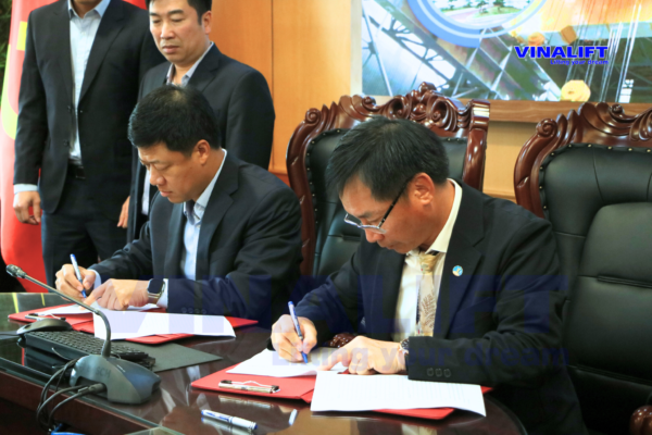 Leaders of VINALIFT and Z111 proceeded to sign the agreement.