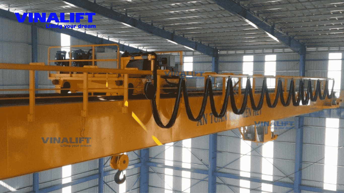 Xe con được đặt ngồi trên hệ ray của dầm chính cầu trục