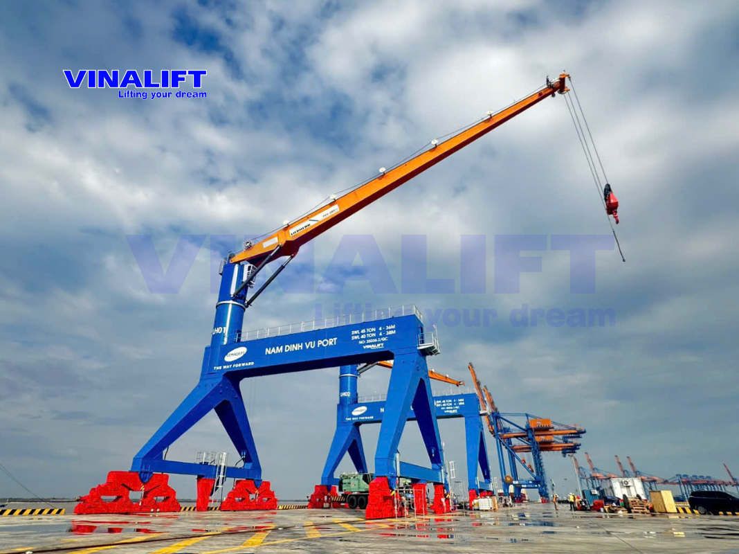 Cẩu chân đế 45 tấn - Dự án Cảng Nam Đình Vũ