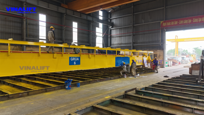 Công nhân VINALIFT thực hiện sơn dầm cầu trục