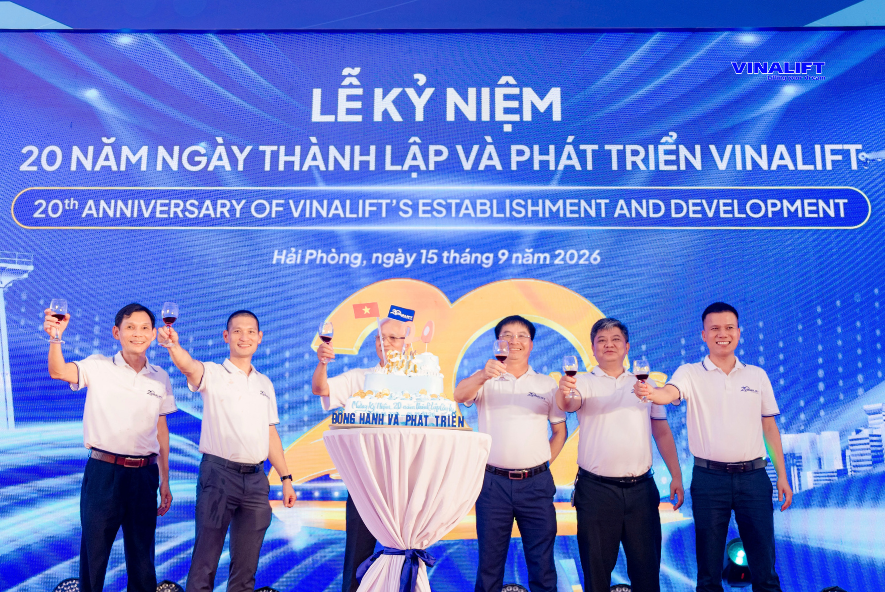 Ban Lãnh đạo VINALIFT nâng ly chúc mừng 20 năm thành lập VINALIFT
