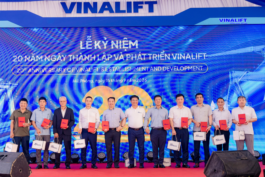 VINALIFT tiến hành trao món quà tri ân cho các Đối tác