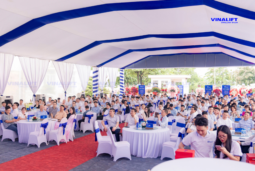 Toàn bộ khách mời và CNCNV tham dự buổi lễ