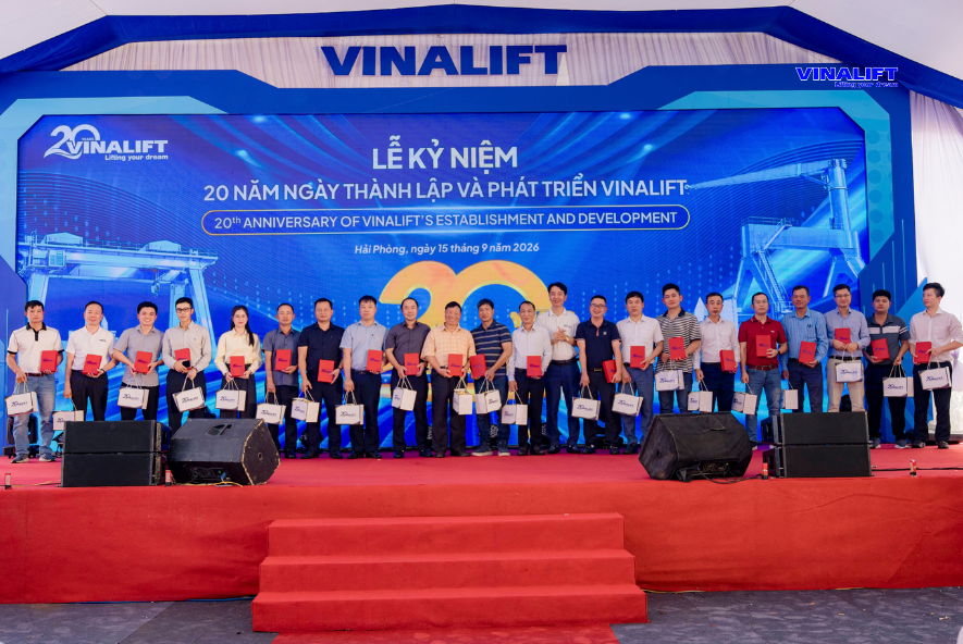 VINALIFT tiến hành trao món quà tri ân cho các Đối tác