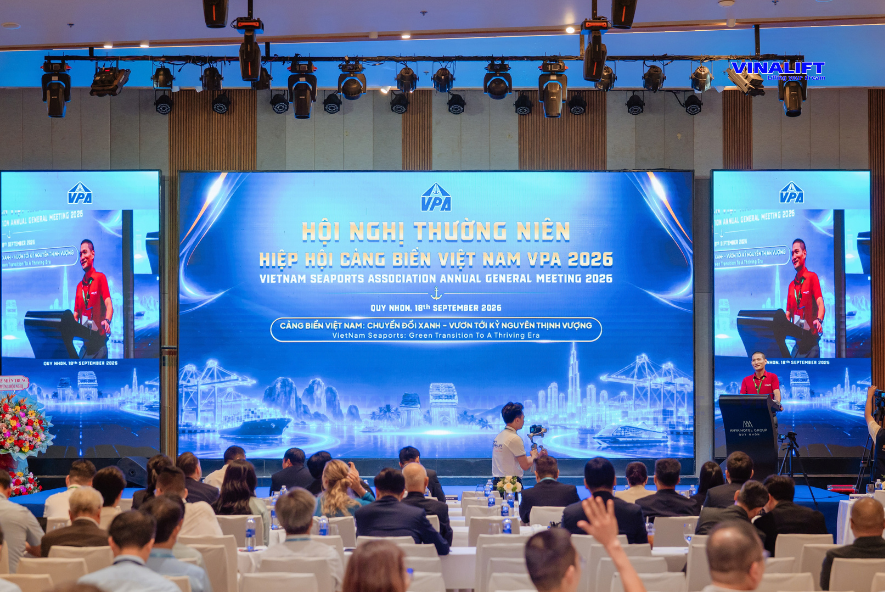 Ông Đinh Văn Toàn - Giám đốc kinh doanh VINALIFT thuyết trình tại Hội nghị